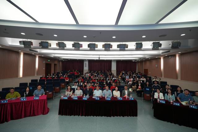 大赛合影留念。