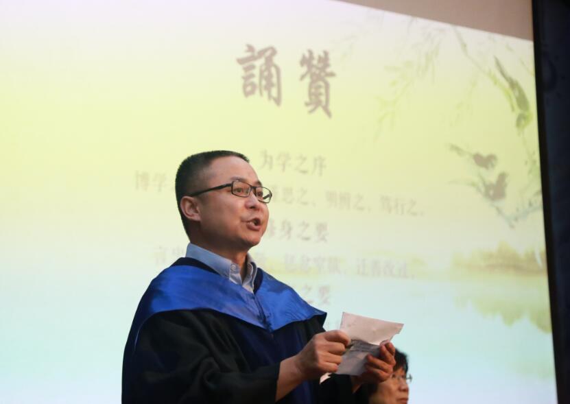 全人教育办公室的郭海鹏博士诵赞