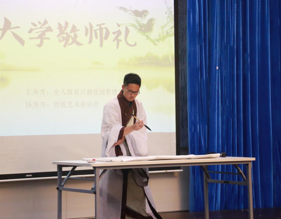 胡家阳同学现场展示了精湛的书法技艺