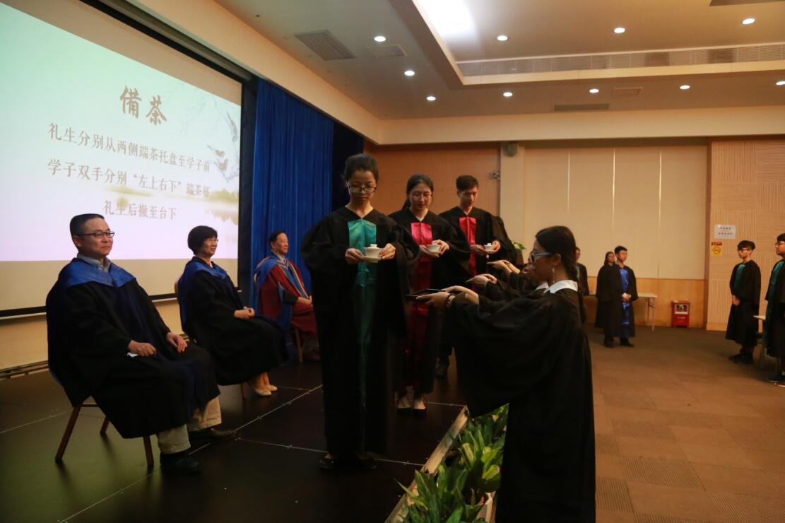 学子敬茶