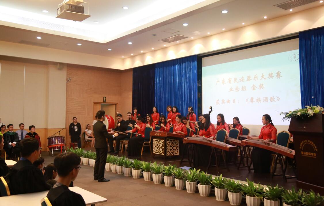 接下来民乐团现场演奏得奖歌曲彝族酒歌