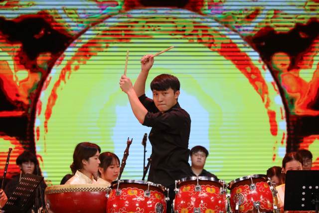 广东白云学院器乐合奏《龙腾虎跃》。