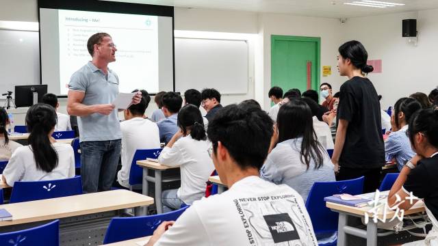 北师港浸大的课堂注重师生互动。