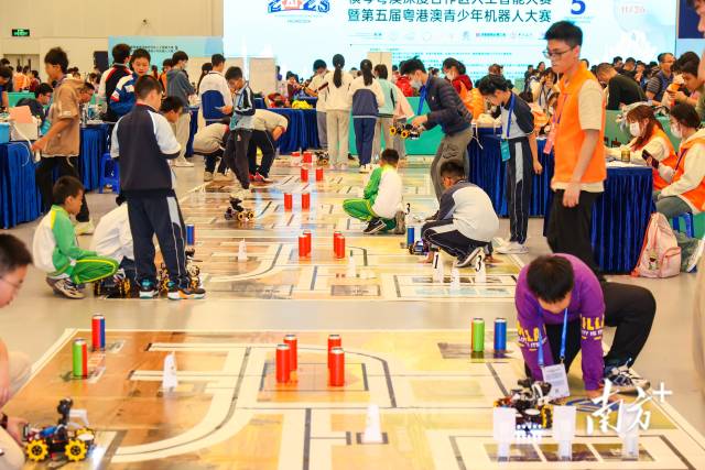 青少年充分展示了在科技创新方面的热情。