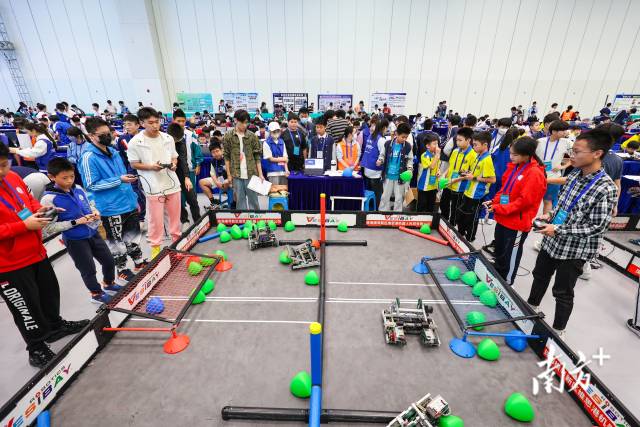 “机”智少年赛场亮绝活。