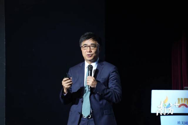 珠海市欧美同学会会长、中国科学院院士、北京师范大学-香港浸会大学联合国际学院校长汤涛作演讲。